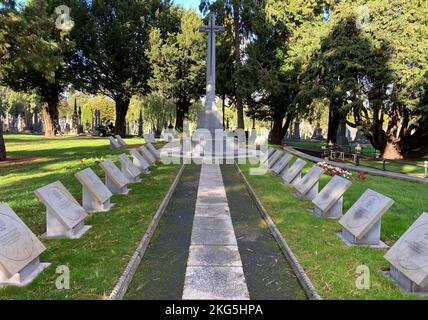 Dublino, Irlanda. 5th Ott 2022. 20221005 - i tablets con i nomi di un destinatario della Grande Guerra irlandese della Croce Vittoria sono sulla strada per il Commonwealth Plot, commemorando i militari irlandesi che sono morti nella prima guerra mondiale (1914-1918), al cimitero di Glasnevin a Dublino, Irlanda. (Credit Image: © Chuck Myers/ZUMA Press Wire) Foto Stock