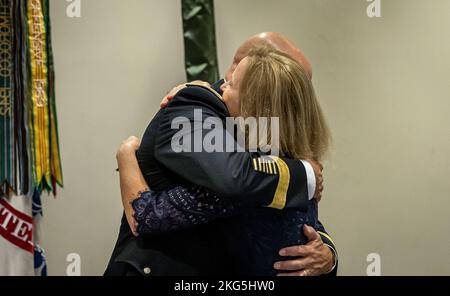 LTG Ross Coffman, Vice comandante Generale, Army Futures Command, è promosso e presentato la sua terza stella da Gen James C. McConville, Capo di Stato maggiore, US Army, martedì 4th ottobre, 2022 a Austin, Texas (US Army Photo by Patrick Hunter) Foto Stock