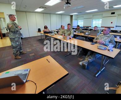 U.S. Army Reserve Sgt. 1st Classe Stephen M. Cox (a sinistra), l'area cinque leader e consigliere di carriera, assegnato all'Army Reserve Careers Group, 9th Battaglione, briefing consiglieri di carriera sulla missione di riammissione prevista per l'anno fiscale 2023 per la loro area di responsabilità presso un centro di riserva delle forze armate a Fort Sheridan, Ill, ottobre 4, 2022. Avere una cultura inclusiva in cui tutti sono un membro prezioso del team ci aiuterà a concentrarci su ciò che è veramente importante, le persone all'interno dell'organizzazione. Foto Stock