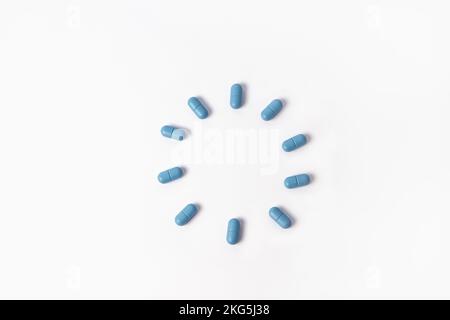 Pillole blu ordinate in un cerchio su sfondo bianco Foto Stock