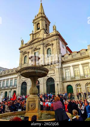 PORTO, PORTOGALLO - 27 MARZO 2022: Una delle cerimonie tradizionali degli studenti locali in piazza Trindad vicino alla fontana Foto Stock