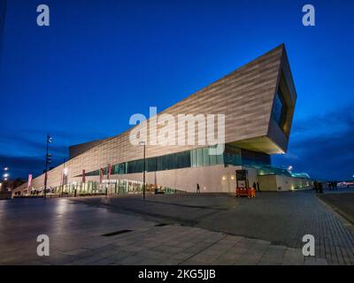 Scene di strada nella città portuale di Liverpool, viste qui lungo il Pier Head Promenade dell'edificio del Museo di Liverpool Foto Stock