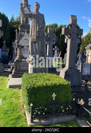 Dublino, Irlanda. 5th Ott 2022. 20221005 - In cima ad una tomba del cimitero di Glasnevin a Dublino, in Irlanda, Si Erge Una figura scolpita di prete. (Credit Image: © Chuck Myers/ZUMA Press Wire) Foto Stock