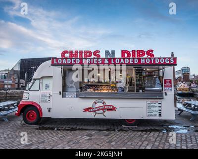 Scene di strada nella città portuale di Liverpool nell'area intorno ad Albert Dock mostrate qui con un furgone fast food Foto Stock