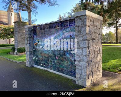 Dublino, Irlanda. 5th Ott 2022. 20221005 - Un muro di colonnario al cimitero di Glasnevin a Dublino, Irlanda, serve come luogo di riposo finale per urne contenenti ceneri del defunto. (Credit Image: © Chuck Myers/ZUMA Press Wire) Foto Stock