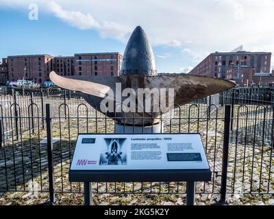 Street scene a Liverpool presso l'Albert Dock, con l'elica delle navi dal passeggero Cunard RMS Lusitania, che è stato affondato durante la prima guerra mondiale Foto Stock