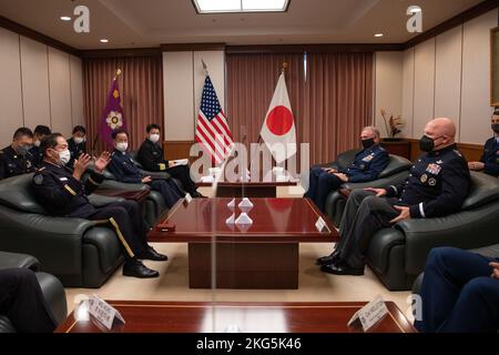 TOKYO (5 ottobre 2022) il generale della forza spaziale statunitense John W. Raymond, capo delle operazioni spaziali, e il suo staff, Right, parla con il capo di stato maggiore del Joint staff giapponese, il generale Koji Yamazaki, e il suo staff, hanno lasciato, durante la sua visita, per interagire con alti funzionari del Ministero della difesa giapponese, a Tokyo, Giappone, 5 ottobre 2022. Raymond ha rafforzato l'impegno degli Stati Uniti nei confronti dell'alleanza USA-Giappone a seguito di un lancio di missili balistici nordcoreani che ha attraversato il Giappone settentrionale il 4 ottobre. INDOPACOM,Indo-Pacifico,JSDF,Giappone,Ministero della difesa,USSF, Foto Stock