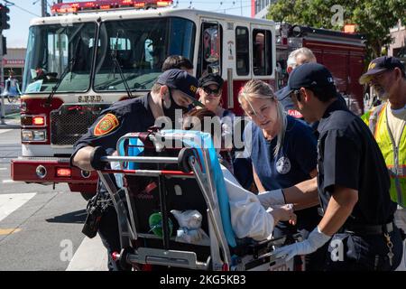 221005-N-LH674-1026 SAN FRANCISCO (OTT 5, 2022) i servizi medici di emergenza di San Francisco rispondono a una chiamata durante un evento della San Francisco Fleet Week (SFFW) 2022 in cui i marinai della Marina statunitense e il personale del Marines Shadow EMS per un giorno. SFFW è un'opportunità per il pubblico americano di incontrare le squadre della Marina, del corpo dei Marine e della Guardia Costiera e sperimentare i servizi marittimi americani. Durante la Fleet Week, i membri dell'assistenza partecipano a vari eventi di assistenza della comunità, espongono le capacità e le attrezzature della comunità e godono dell'ospitalità della città e delle aree circostanti. Foto Stock