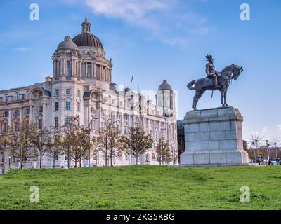 Scene di strada a Liverpool viste qui dall'area del lungomare di Pier Head che guarda verso gli edifici reali di Liver con la statua di Re Edoardo VII Foto Stock