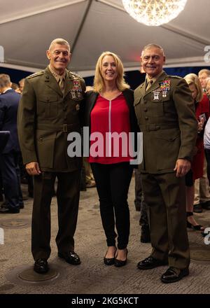 221005-M-VR919-1075 SAN FRANCISCO (5 ottobre 2022) U.S. Marine Corps Lt. Gen. George Smith, a sinistra, comandante generale per i Marine Expeditionary Force, e Brig. Il generale Phillip Frietze, comandante del 1st Marine Logistics Group, posa per una foto durante la reception della San Francisco Fleet Week 2022 a bordo della nave di sbarco USS Harpers Ferry (LSD 49), 5 ottobre 2022. SFFW è un'opportunità per il pubblico americano di incontrare le squadre della Marina, del corpo dei Marine e della Guardia Costiera e di sperimentare i servizi marittimi americani. Durante la settimana della flotta, i membri del servizio partecipano a vari eventi di servizio della comunità, showc Foto Stock