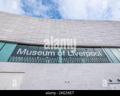 Scene di strada nella città portuale di Liverpool, viste qui lungo il Pier Head Promenade dell'edificio del Museo di Liverpool Foto Stock