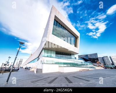Scene di strada nella città portuale di Liverpool, viste qui lungo il Pier Head Promenade dell'edificio del Museo di Liverpool Foto Stock