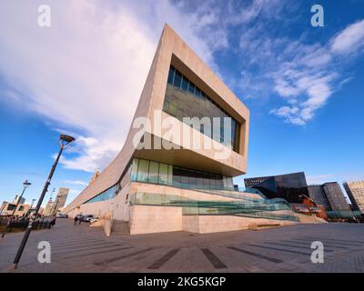 Scene di strada nella città portuale di Liverpool, viste qui lungo il Pier Head Promenade dell'edificio del Museo di Liverpool Foto Stock