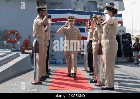 221005-N-ZA692-1 PORTA HAMAD, Qatar (ott 5, 2022) Vice ADM. Brad Cooper, comandante del comando centrale delle forze navali degli Stati Uniti, della flotta degli Stati Uniti 5th e delle forze marittime combinate, arriva a una cerimonia di cambio di comando a bordo del cacciatorpediniere missilistico guidato USS Delbert D. Black (DDG 119), ottobre 5. Durante la cerimonia, CMdR. Adam Stein ha sollevato il CMdR. Mark Gallagher come comandante ufficiale di Delbert D. Black. Foto Stock