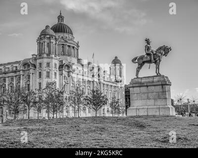 Scene di strada a Liverpool viste qui dall'area del lungomare di Pier Head che guarda verso gli edifici reali di Liver con la statua di Re Edoardo VII Foto Stock