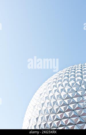 Un tiro verticale ad angolo basso di una cupola geodetica bianca a Epcot, in una giornata di sole Foto Stock
