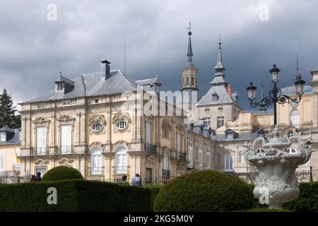 Bella vista del Palazzo la Granja, a Segovia. Cielo nuvoloso. Spagna Foto Stock