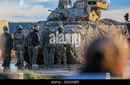 Polonia Vice primo Ministro, Mariusz Błaszczak, Ministro della Difesa Nazionale e forze armate polacche Brig. Il generale Piotr Fajkowski, comandante della Brigata di Fanteria meccanizzata del 15th, saluta e ringrazia i soldati del Gruppo di Battaglia per la presenza avanzata della NATO Polonia, composto dal 3rd° battaglione, 8th° reggimento di Cavalleria, 3rd° squadra di combattimento della Brigata Armata, 1st° Divisione di Cavalleria (3-1 ABCT) e dalle forze armate polacche 15th° Brigata di Fanteria meccanizzata, Per aver partecipato alla presentazione del veicolo di combattimento della fanteria polacca, il Borsuk (Badger) a Bemowo Piskie, Polonia, 14 novembre 2022. Il 3-1 ABCT è un Foto Stock