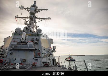 STAZIONE NAVALE DI ROTA, Spagna (Nov. 8, 2022) il cacciatorpediniere missilistico guidato di classe Arleigh Burke USS Roosevelt (DDG 80) si prepara a partire dalla Stazione Navale Rota, Spagna, dopo una breve sosta a carburante, 8 novembre 2022. Roosevelt si trova in una distribuzione programmata nell'area operativa delle forze Navali USA in Europa, impiegata dalla U.S. Sesta flotta per difendere gli interessi degli Stati Uniti, alleati e partner. (STATI UNITI Foto Navy di Mass Communication Specialist 2nd Class Danielle Baker/rilasciato) Foto Stock