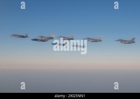 US Air Force F-16 Fighting Falcons assegnato alla 8th Fighter Wing e Republic of Korea Air Force F-35 Lightning IIS assegnato alla 17th Fighter Wing, volare in formazione sul ROK, 18 novembre 2022. Le operazioni di volo bilaterali non solo dimostrano l'interoperabilità e la prontezza della forza USA-ROK, ma riflettono l'impegno di ciascun paese nei confronti dell'alleanza militare e di una regione indomorarinacea libera e aperta. (STATI UNITI Foto dell'aeronautica di 8th Fighter Wing Public Affairs) Foto Stock