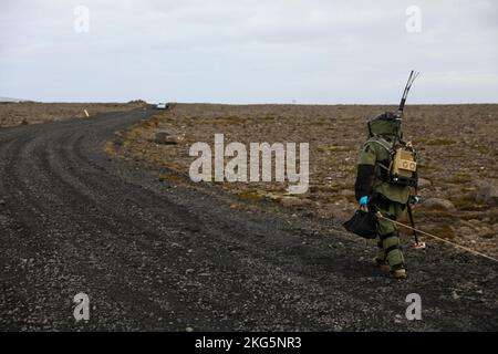 Il personale dell'esercito degli Stati Uniti Sgt. Patrick Doherty, team leader, 702nd Explosive Ordnance Disposal Company, 15th Engineer Battalion, 18th Military Police Brigade, 21st Theater Sostainment Command, si avvicina a un dispositivo esplosivo improvvisato simulato a bordo di un veicolo nell'esercizio di addestramento Northern Challenge 22, Keflavik, Islanda, 5 ottobre 2022. Northern Challenge 22 è un esercizio di due settimane di EOD multinazionale ospitato dalla Guardia Costiera islandese in coordinamento con gli alleati della NATO per coinvolgere attivamente gli operatori EOD di 14 nazioni in scenari di vita reale su terra e in situazioni marittime. Esperienze, tattiche, tec Foto Stock