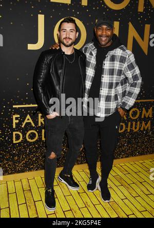 Los Angeles, California, Stati Uniti. 20th Nov 2022. (L-R) Carlos Medel e Karamo Brown partecipano al Disney 'Elton John Live: Addio al Yellow Brick Road Event del Dodger Stadium il 20 novembre 2022 a Los Angeles, California. Credit: Jeffrey Mayer/JTM Photos/Media Punch/Alamy Live News Foto Stock