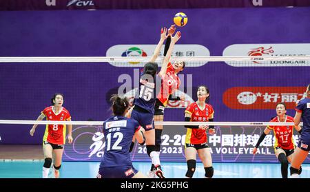 HUAI'AN, CINA - 21 NOVEMBRE 2022 - Miu Yiwen della squadra nazionale femminile di pallavolo del Sichuan punta la palla durante una partita a Huai 'an, Jiangsu provincia Foto Stock