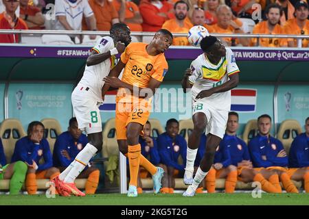 Doha, Katar. 21st Nov 2022. Da sinistra: Cheikhou KOUYATE (SEN), Denzel DUMFRIES (NED), Ismaila SARR (SEN), azione, duelli. Partita 2, Gruppo A Senegal (SEN) - Olanda (NED) 0-2 il 21/11/2022 allo Stadio al Thumama. Coppa del mondo di Calcio 20122 in Qatar dal 20,11. - Dalle 18.12.2022 alle Credit: dpa/Alamy Live News Foto Stock