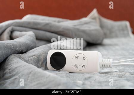 coperta elettrica con controller su un letto a composizione orizzontale Foto Stock