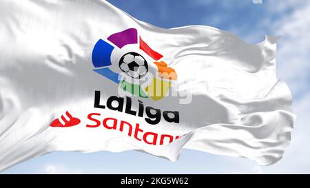 Madrid, SPA, luglio 2022: Primo piano della bandiera la Liga che sventola nel vento. La Liga è la principale divisione calcistica professionistica maschile del calcio spagnolo Foto Stock