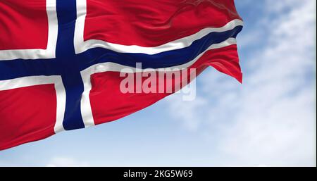 Vista ravvicinata della bandiera norvegese che sventola nel vento. Il Regno di Norvegia è un paese nordico dell'Europa settentrionale. Sfondo a trama di tessuto Foto Stock