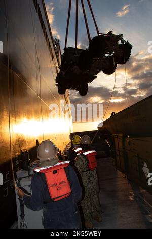 221005-N-DK042-1284 PORTO DI KUSHIRO, Giappone (5 ottobre 2022) marinai di Amphibious Construction Battalion (ACB) 1 e Navy Cargo Handling Battalion (NCHB) 1, come parte dell'elemento di supporto della Marina a sostegno dell'operazione Resolute Dragon 22, Abbassare un veicolo tattico medio Sostituzione con le linee sul ponte di una nave da carico migliorata Navy Lighterage System (INLS) durante le operazioni di gru mentre ormeggiato a USNS Dahl (T-AKR 312) a Kushiro Port, Giappone, 5 ottobre 2022. USS Benfold (DDG 65), USNS Dahl (T-AKR 312) e USNS Sacagawea (T-AKE 2) partecipano all'integrazione bilaterale congiunta con la III Marine Expe Foto Stock