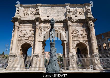 Mostra scultura e Arco di Costantino circondati da una recinzione di sicurezza in acciaio, Roma, Italia. Foto Stock