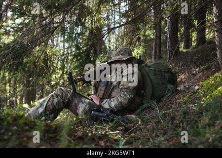 I paracadutisti dell'esercito americano assegnati a 2nd battaglione, 503rd reggimento di fanteria paracadute forniscono un aggiornamento di intelligence ai soldati con la Brigata Alpini dell'esercito italiano durante l'addestramento di guerra in montagna come parte dell'esercizio Summer Resolve nella Provincia di Bolzano, Italia, 5 ottobre 2022. Exercise Alpine Star è un esercizio annuale di addestramento in montagna e artico organizzato dall'Esercito Italiano, multinazionale e multifase. I paracadutisti della ricognizione della Brigata aerea 173rd si integrano all’interno di alcune aziende selezionate della Brigata Alpini dell’Esercito Italiano per imparare le tecniche di traversata, ascendente e d Foto Stock