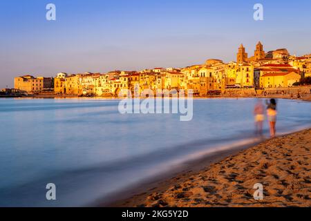 La località turistica siciliana di Cefalù al Tramonto, Sicilia, Italia. Foto Stock