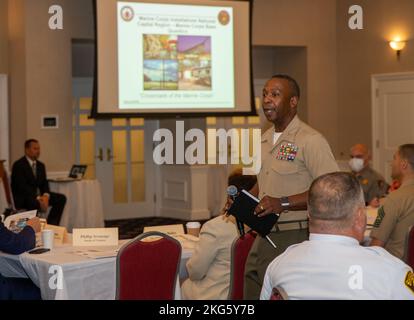 Michael L. Brooks, comandante della base, Marine Corps base Quantico, conduce un briefing annuale alla comunità presso i Clubs of Quantico e Crossroads Event Center sulla Marine Corps base Quantico, Virginia, 6 ottobre 2022. L'evento annuale garantisce che i principali partner della comunità siano ben informati sull'impatto economico di MCBQ sulla comunità. (Foto del corpo marino DEGLI STATI UNITI di Lance CPL. Kayla LeClaire) Foto Stock