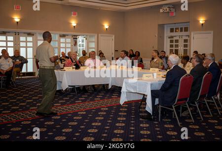 Michael L. Brooks, comandante della base, Marine Corps base Quantico, conduce un briefing annuale alla comunità presso i Clubs of Quantico e Crossroads Event Center sulla Marine Corps base Quantico, Virginia, 6 ottobre 2022. L'evento annuale garantisce che i principali partner della comunità siano ben informati sull'impatto economico di MCBQ sulla comunità. (Foto del corpo marino DEGLI STATI UNITI di Lance CPL. Kayla LeClaire) Foto Stock