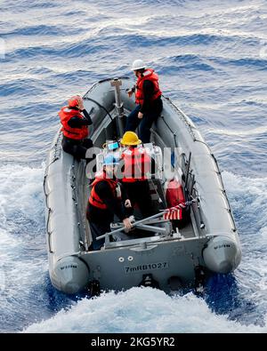 I marinai assegnati al primo servizio di coperta della portaerei USS Gerald R. Ford (CVN 78) gestiscono un'imbarcazione rigida gonfiabile a scafo rigido (RHIB) durante le operazioni su imbarcazioni di piccole dimensioni, il 6 ottobre 2022. Il gruppo GRFCSG (Gerald R. Ford Carrier Strike Group) è schierato nell'Oceano Atlantico, conducendo formazione e operazioni insieme agli alleati e ai partner della NATO per migliorare l'integrazione per le operazioni future e dimostrare l'impegno della Marina statunitense verso una regione atlantica pacifica, stabile e priva di conflitti. Foto Stock