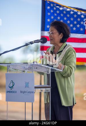 EWA BEACH, Hawaii (7 ottobre 2022) il Sen. Mazie Hirono presenta le sue osservazioni alla cerimonia di inaugurazione e benedizione di Kupono Solar, un nuovo impianto fotovoltaico e di stoccaggio delle batterie che contribuirà a stabilizzare i costi energetici, ridurre il consumo di carburante e migliorare l'indipendenza energetica. Kupono Solar sarà costruito su circa 131 acri di terreno federale all'interno del Department of Defense West Loch Annex e inizierà le operazioni nel 2024. Kupono Solar,Mazie Hirono,Melvin J. Gonzalvo,West Loch Annex,pionieristica,solare, Foto Stock