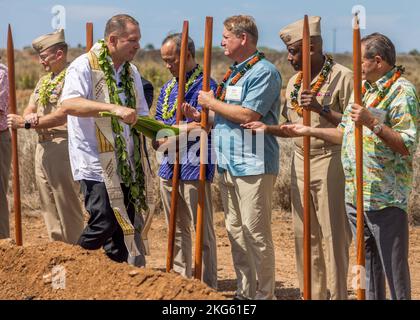 EWA BEACH, Hawaii (7 ottobre 2022) Rear Adm. Stephen Barnett, Comandante della regione della Marina delle Hawaii, apre la strada alla cerimonia di inaugurazione e benedizione di Kupono Solar, un nuovo impianto fotovoltaico e di stoccaggio delle batterie che aiuterà a stabilizzare i costi energetici, ridurre il consumo di carburante e migliorare l'indipendenza energetica. Kupono Solar sarà costruito su circa 131 acri di terreno federale all'interno del Department of Defense West Loch Annex e inizierà le operazioni nel 2024. Kupono Solar,Melvin J. Gonzalvo,Stephen Barnett,West Loch Annex,rivoluzionario,solare, Foto Stock