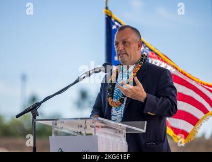 EWA BEACH, Hawaii (7 ottobre 2022) il tenente governatore Josh Green presenta le sue osservazioni alla cerimonia di inaugurazione e benedizione di Kupono Solar, un nuovo impianto fotovoltaico e di stoccaggio delle batterie che aiuterà a stabilizzare i costi energetici, ridurre il consumo di carburante e migliorare l'indipendenza energetica. Kupono Solar sarà costruito su circa 131 acri di terreno federale all'interno del Department of Defense West Loch Annex e inizierà le operazioni nel 2024. Josh Green,Kupono Solar,Melvin J. Gonzalvo,West Loch Annex,rivoluzionario,solare, Foto Stock