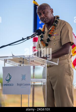 EWA BEACH, Hawaii (7 ottobre 2022) Rear Adm. Stephen Barnett, Comandante della regione della Marina delle Hawaii, presenta le sue osservazioni alla cerimonia di inaugurazione e benedizione di Kupono Solar, un nuovo impianto fotovoltaico e di stoccaggio delle batterie che contribuirà a stabilizzare i costi energetici, ridurre il consumo di carburante e migliorare l'indipendenza energetica. Kupono Solar sarà costruito su circa 131 acri di terreno federale all'interno del Department of Defense West Loch Annex e inizierà le operazioni nel 2024. Kupono Solar,Melvin J. Gonzalvo,Stephen Barnett,West Loch Annex,rivoluzionario,solare, Foto Stock
