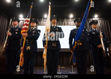 Osan Honor Guard presenta i colori durante una cerimonia di orientamento Senior non commissioned Officer presso la base aerea di Osan, Repubblica di Corea, 6 ottobre 2022. Per iniziare la cerimonia, i colori sono stati presentati durante la riproduzione della Repubblica di Corea e dell'inno nazionale degli Stati Uniti. Foto Stock