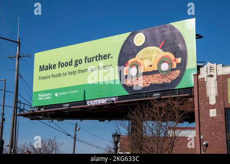 St Paul, Minnesota. Messaggio di affissione che ti dice di congelare gli alimenti per farli durare più a lungo. Foto Stock