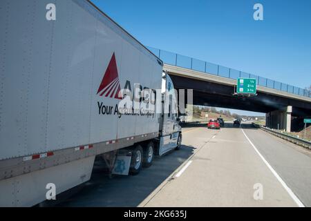 L'azienda agricola AGCO Truck si è arenata sull'Interstate 35 da Des Moines, Iowa, al Minnesota. Foto Stock