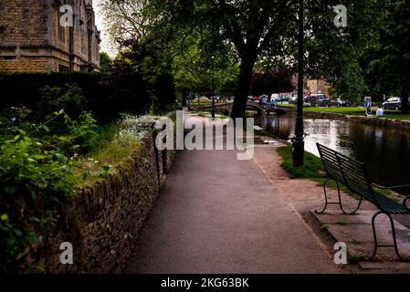 Fiume Windrush e basso arco ponti pedonali in pietra a Bourton-on-the-Water nelle Cotswolds, Inghilterra. Foto Stock
