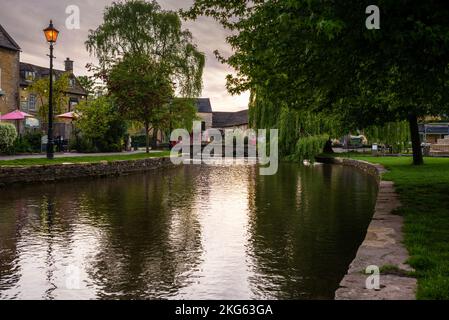 Fiume Windrush e basso arco ponti pedonali in pietra a Bourton-on-the-Water nelle Cotswolds, Inghilterra. Foto Stock