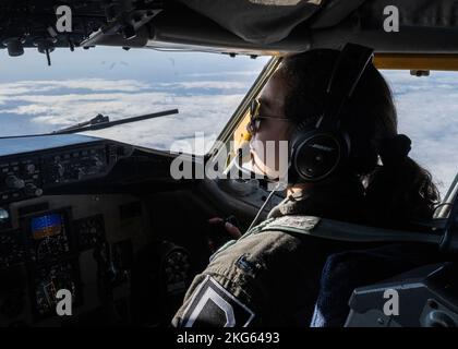 STATI UNITI Air Force 1st Lt. Shanon Teicher, pilota di 351st Air Refueling Squadron, gestisce un aereo Stratotanker KC-135 durante il volo storico ispanico presso Royal Air Force Mildenhall, Inghilterra, 06 ottobre 2022. Gli Airmen ispanici della squadra Mildenhall si sono riuniti in onore della loro eredità durante il mese dell'eredità ispanica. Foto Stock