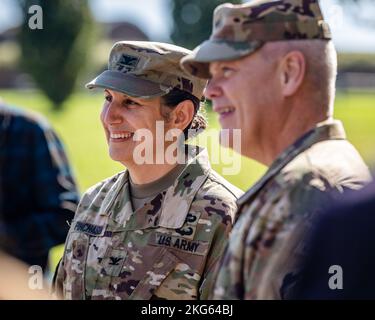 Il col. Estee Pinchasin, comandante del distretto di Baltimora, e il Gen. Richard Heitkamp, vice comandante generale dell'USACE, parlano con i partner durante un evento di progetto di restauro dell'ecosistema di Mid-Bay a Fort McHenry il 6 ottobre 2022. Foto Stock