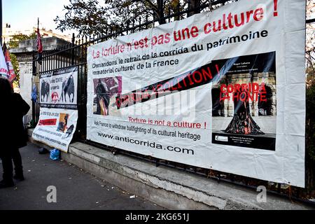 Marsiglia, Francia. 19th Nov 2022. I manifestanti appendono striscioni che esprimono la loro opinione durante la dimostrazione. In attesa del dibattito all'Assemblea Nazionale il 24 novembre 2022, i manifestanti della corrida si sono riuniti a Marsiglia a sostegno del disegno di legge per abolire la corrida proposto dal vice di la France Insoumise (LFI) Aymeric Caron. Credit: SOPA Images Limited/Alamy Live News Foto Stock